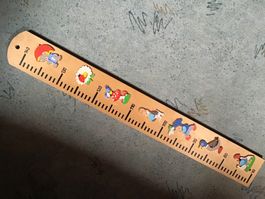 Messlatte aus Holz mit Tiermotiven gebraucht guter Zustand