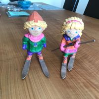 Zwei bemalte Holzmaskottchen, „Kristin“ und „Haakon“,