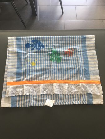 Süsses Fischli Kindertuch blau/orange mit Spitze 👍