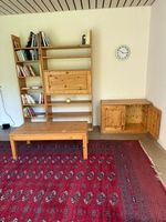 1 Tisch, 1 Büchergestell, 1 Gestell, 1 Kommode aus Holz