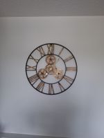 Wanduhr mit Zahnrädern schwarz-gold Römische Ziffern 