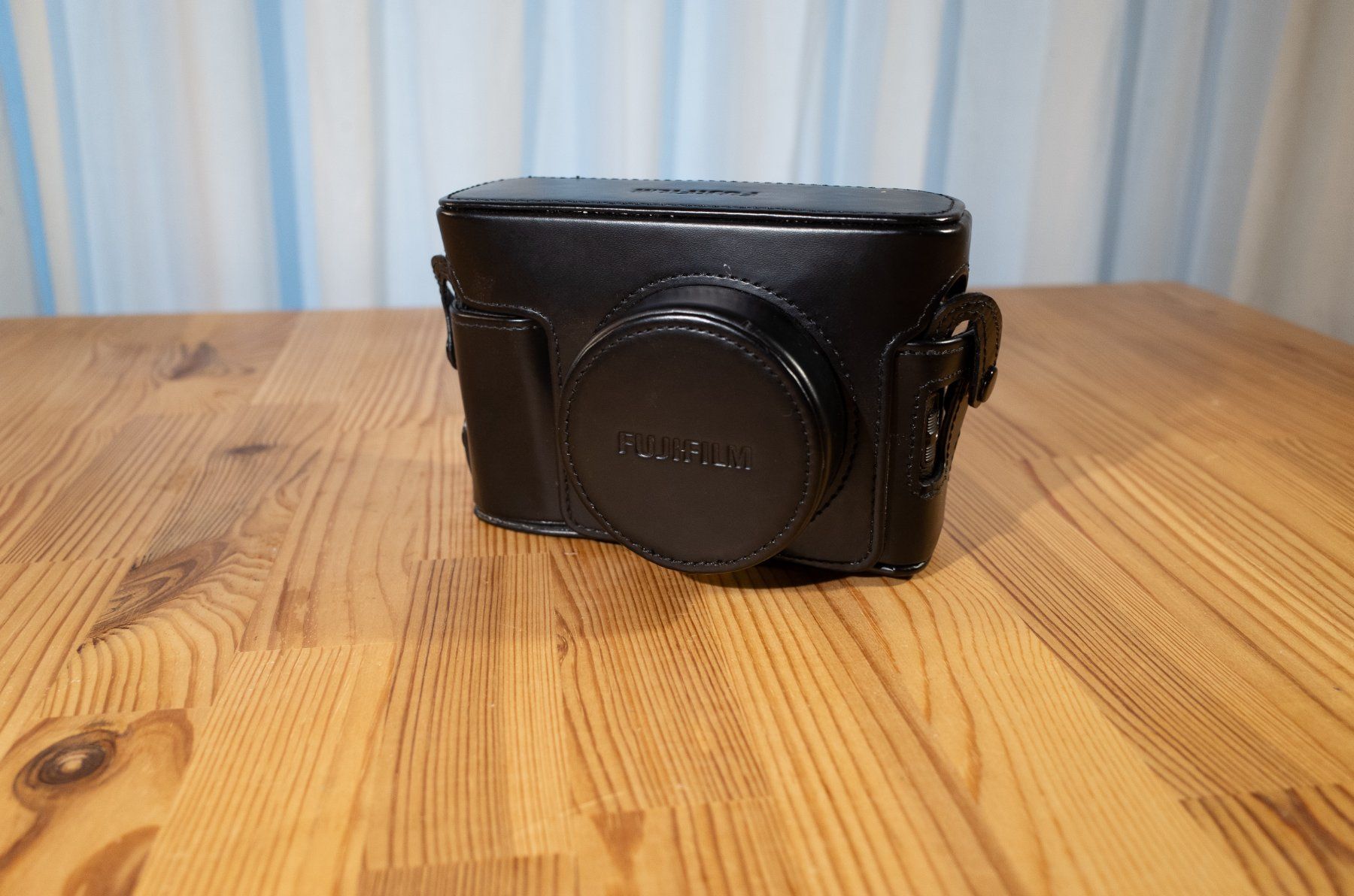Fujifilm Fotocamera: Fujifilm X100V + Leder Case und 2 extra Akkus – Usato da Wädenswil venduto da SO2 5