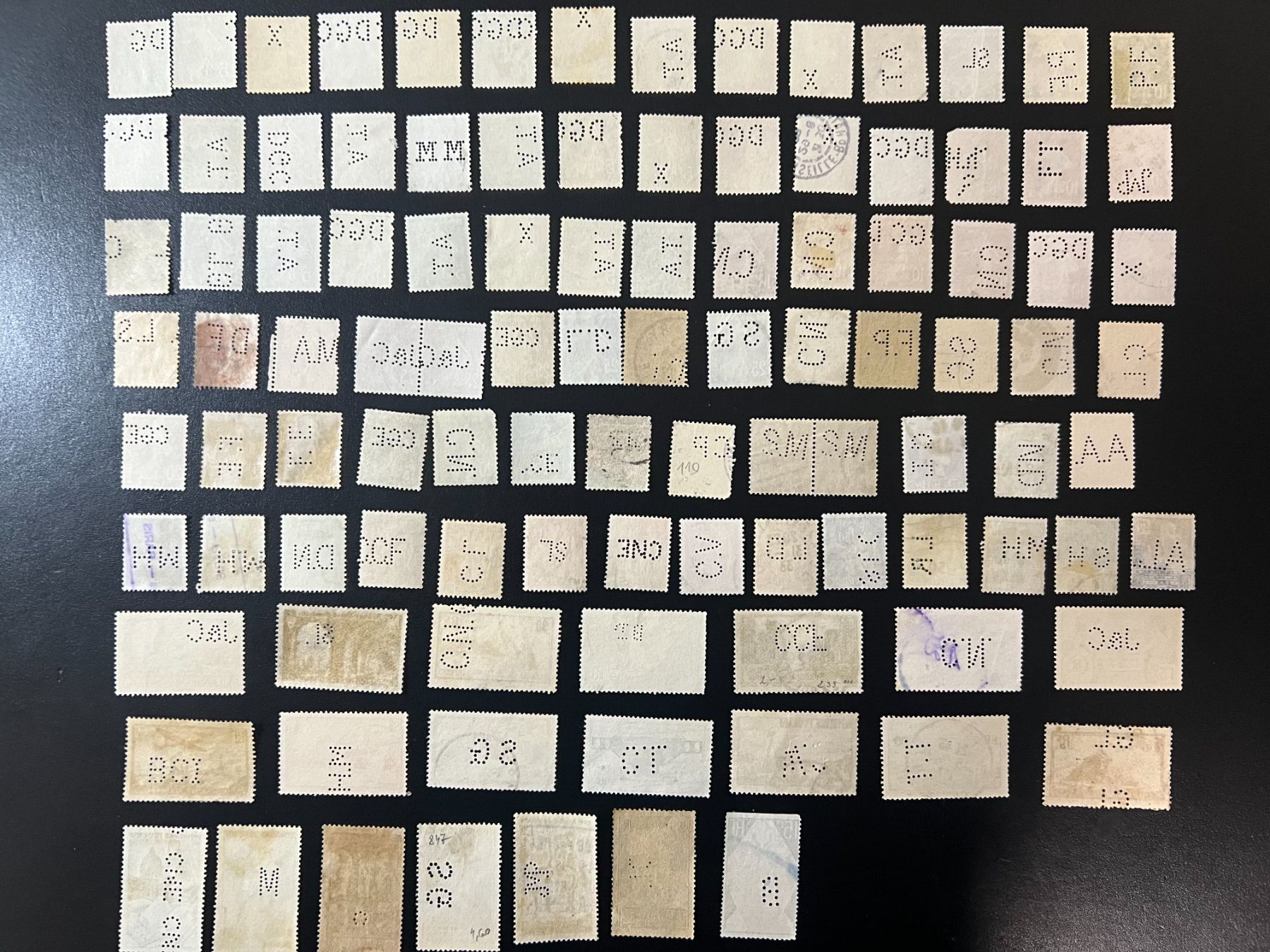 Tutti i francobolli: () Super lot 89 Perfins Variés – Usato da Lausanne venduto da ffhoud 1
