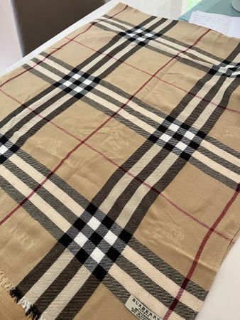 Magnifique écharpe Burberry en cachemire - État neuf!