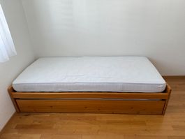 Ausziehbett Holz mit zwei Matratzen in gebrauchtem Zustand