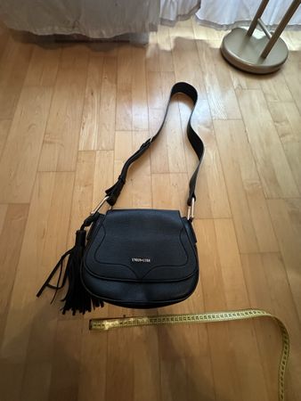 Schicke schwarze Kunst-Ledertasche mit Fransen
