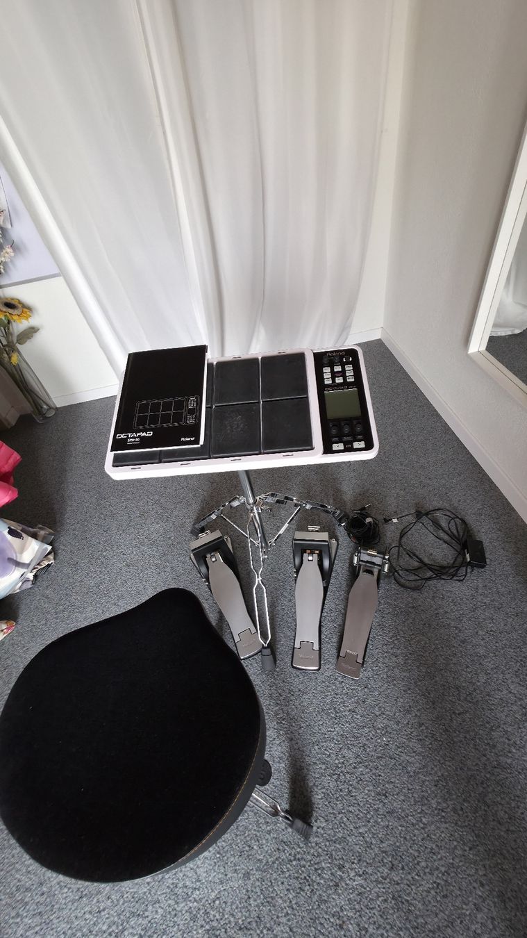 Roland Strumenti musicali: Roland Octapad-30 mit Sitz, Stand, 3 Pedale – Usato da Illighausen venduto da emlyndavies 1