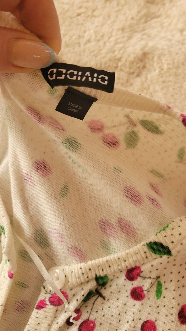 H&M Giacche: Damen liebling Strickjacke Kirschenmuster Grösse M – Usato da Horgenberg venduto da Klatschmohnmaria 3
