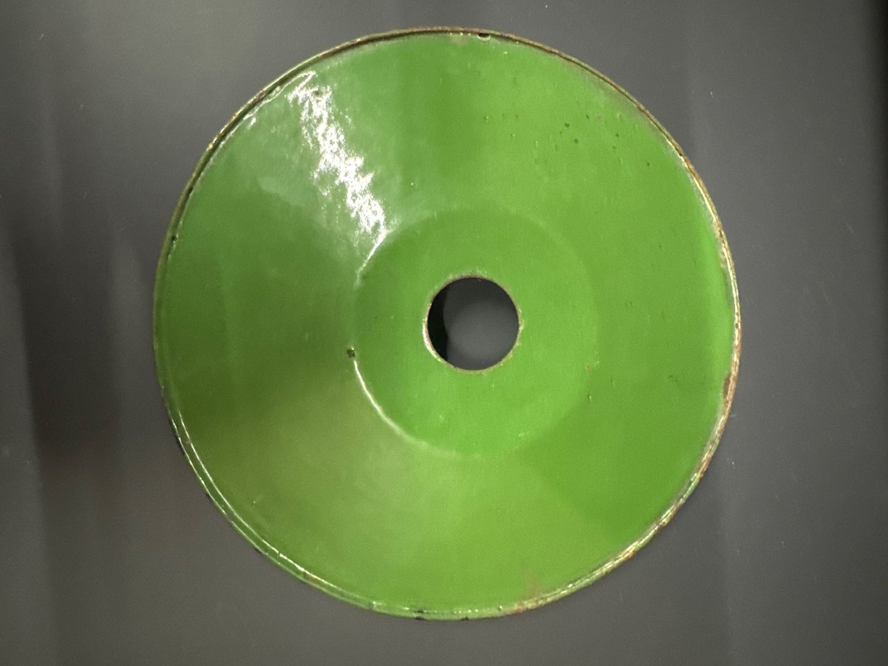 Paralumi: Lampe abat-jour vintage émaillé vert – Usato da Lajoux JU venduto da Briard0 1