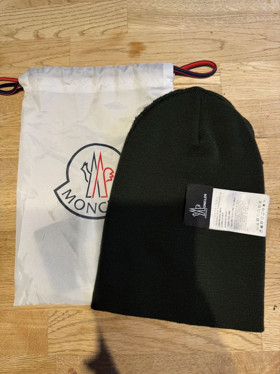 Moncler Copricapi, berretti & cappellini: Moncler Green Wool Beanie Hat - Perfect Winter Accessory! – Nuovo (secondo la descrizione) da Grund b. Gstaad venduto da ReLuxe 2