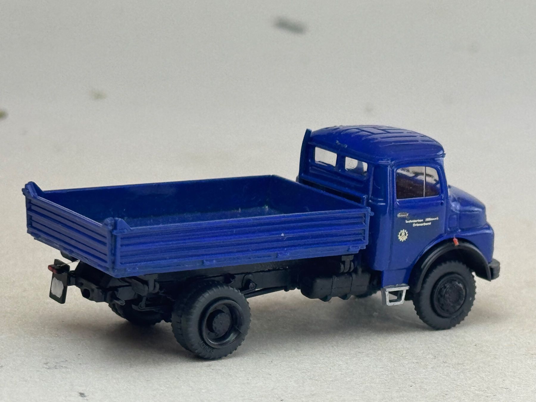 Brekina Modellini d'auto: GB2- Preiser Mercedes THW Pritsche – Usato da Elm venduto da Wikmtz 1