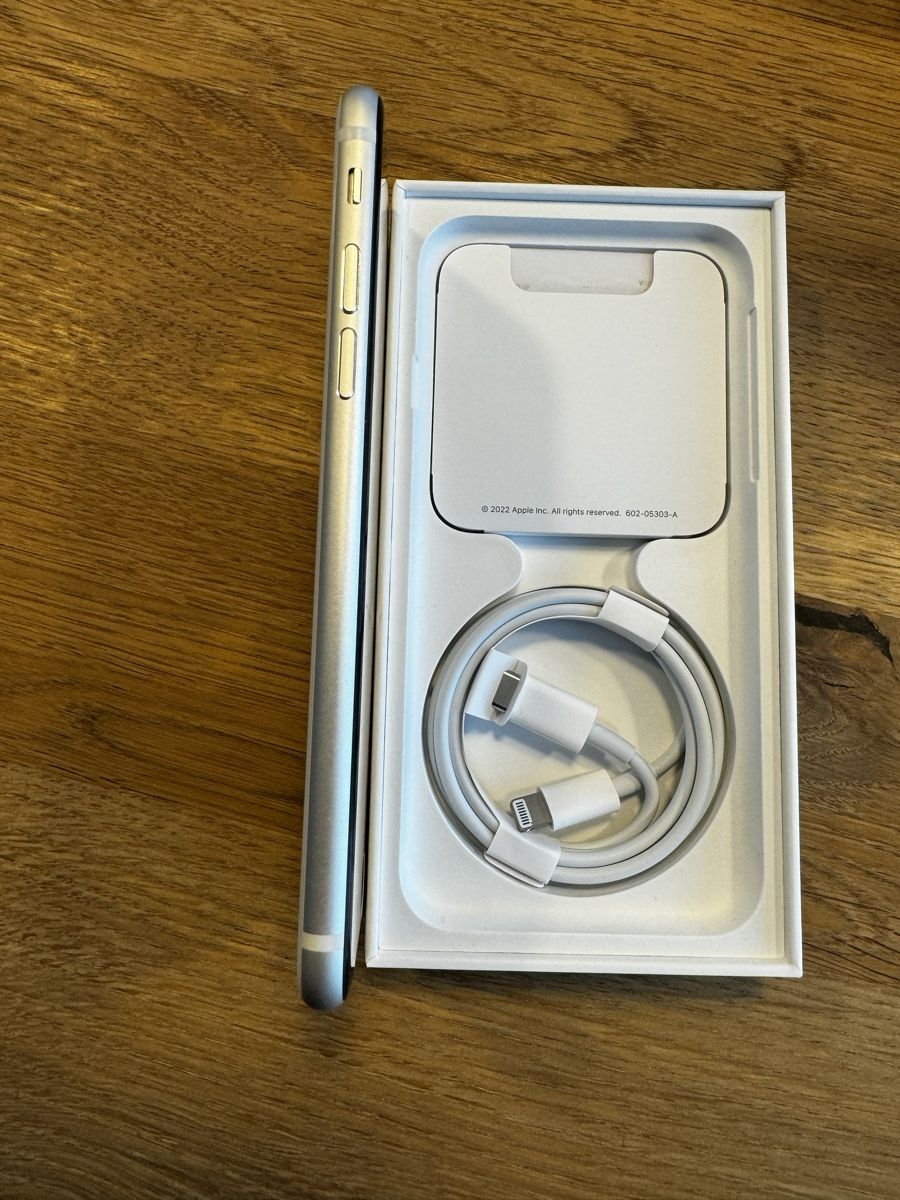 Apple Handys / Smartphones: Iphone SE 2022, 64 GB Polarweiss – Gebraucht aus Niederhasli von  3