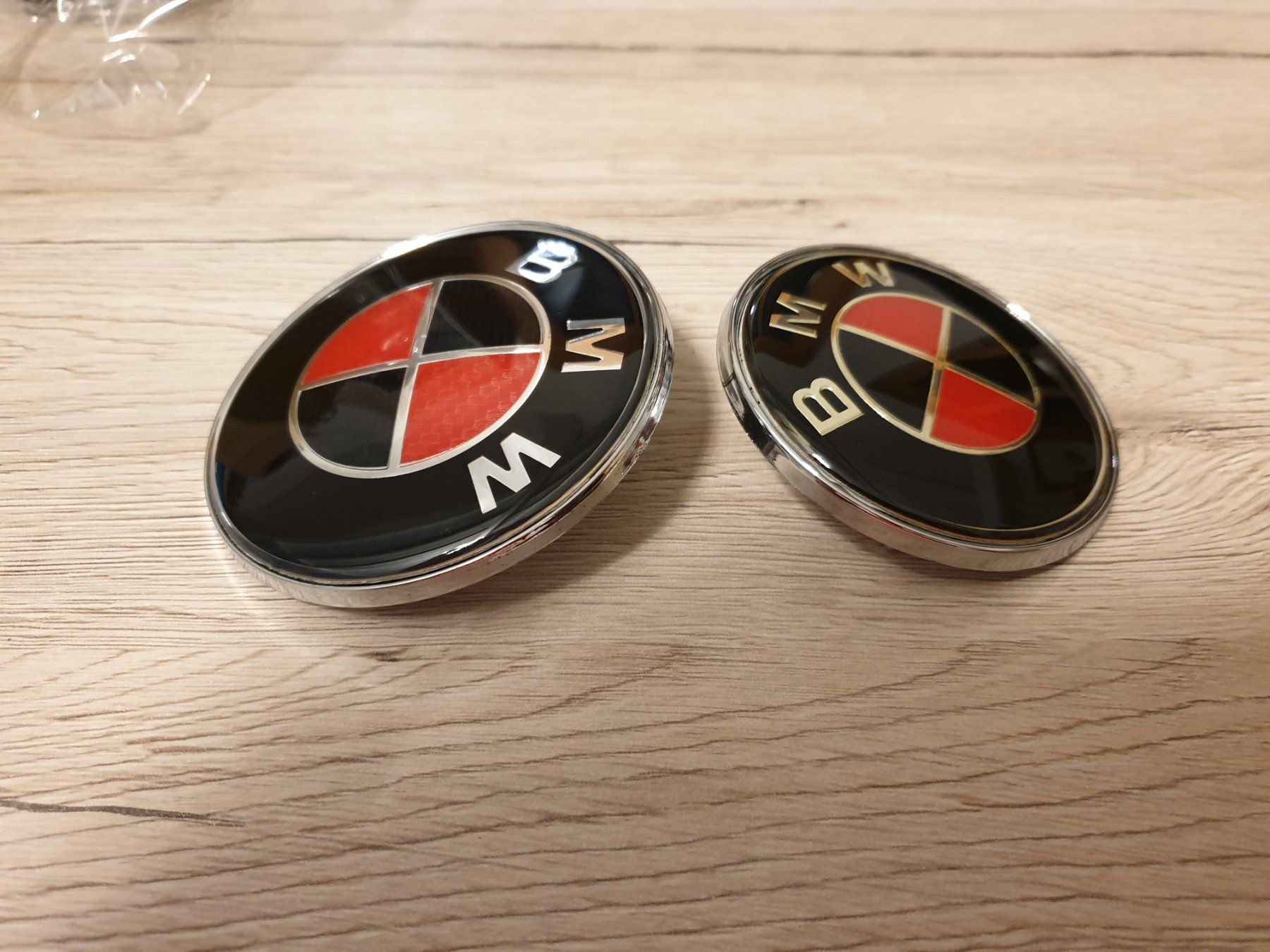 BMW Tutti pezzi di ricambio auto: 2er Set Emblem BMW Schwarz Rot – Nuovo e nell'imballaggio originale da Bellikon venduto da Kekko11 1