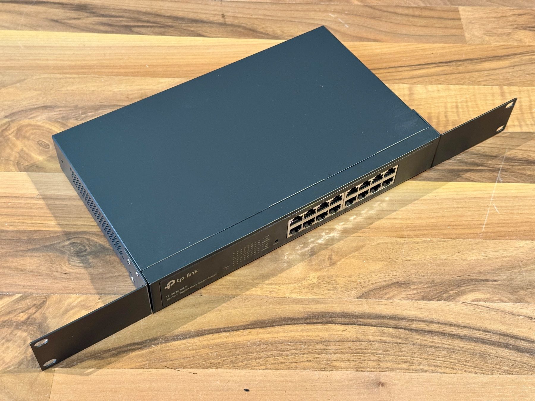 Hub & Switch: TP-Link TL-SG1016DE, 16 Port Gigabit Easy Smart Switch – Usato da Meierskappel venduto da fs6344