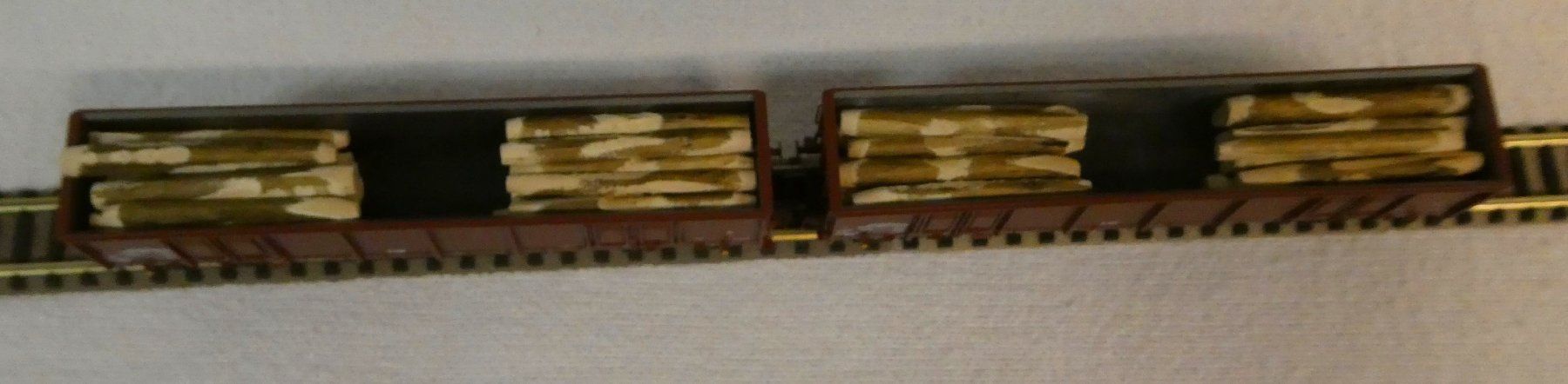 Fleischmann Modellini di ferrovie: 2 Stk Hochbordwagen Fleischmann mit Holzstämme – Nuovo e nell'imballaggio originale da Rupperswil venduto da Ropi03 1