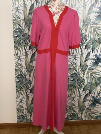Schönes neuwertiges Kleid, Naturfasern, hat Taschen