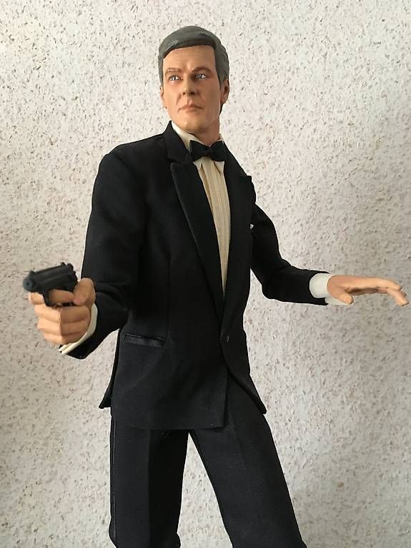 Statuette: SIDESHOW PREMIUM JAMES BOND ROGER MOORE – Usato da Geneve venduto da tigre69