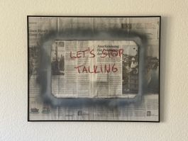 Kunstwerk "Let's Stop Talking" gerahmt