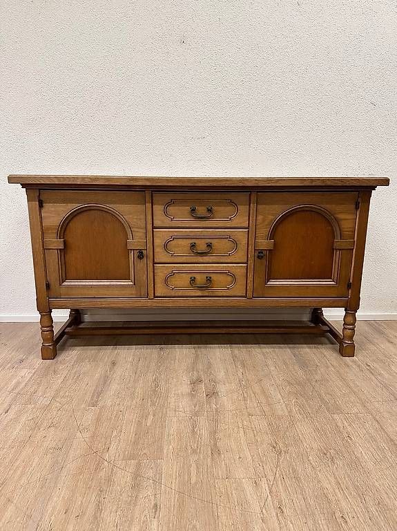 Kommoden: Vintage Tudor Sideboard aus Eichenholz – Gebraucht aus Obernau von Arche_Noah_Brocki 1