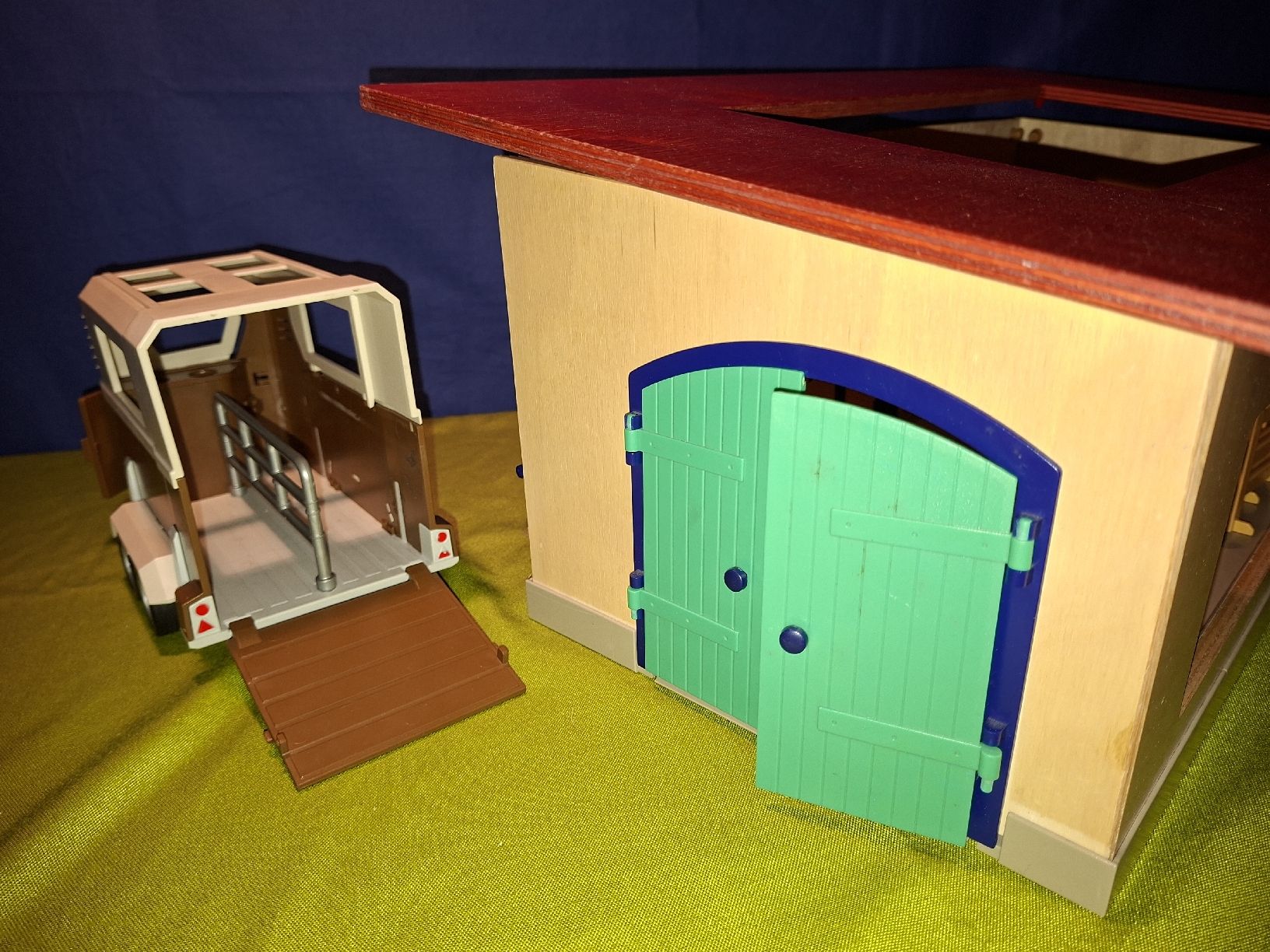 Schleich Spielzeuge: Schleich Holzstall,Pferdeanhänger H106 – Gebraucht aus Aarberg von Fink010 5