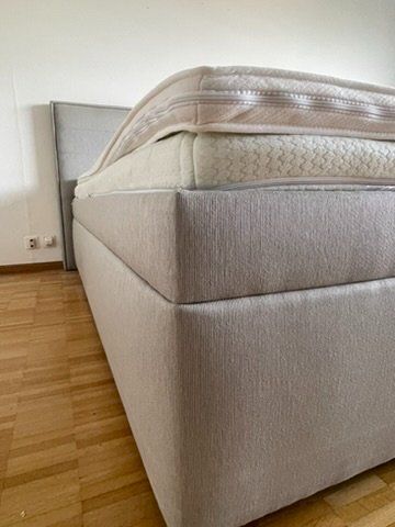 Betten: Hellgraues Doppelbett im Boxspring-Stil mit Kopfteil – Gebraucht aus Zürich von Vichr 5