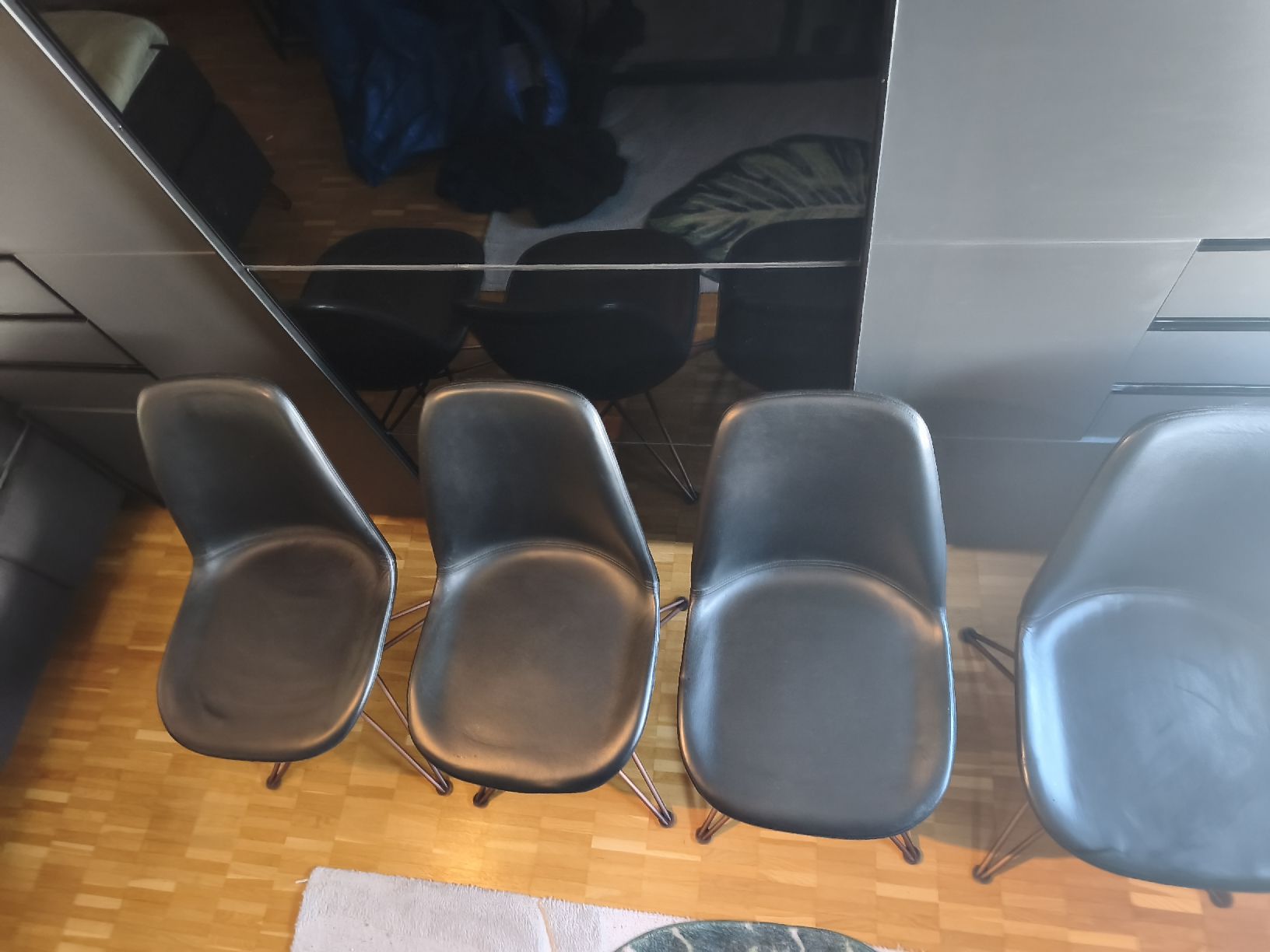 Stühle: 4 hochwertige Design-Stühle im Eames-Style (Eiffel-Base)   – Gebraucht aus Kilchberg ZH von eri_sw8s 4