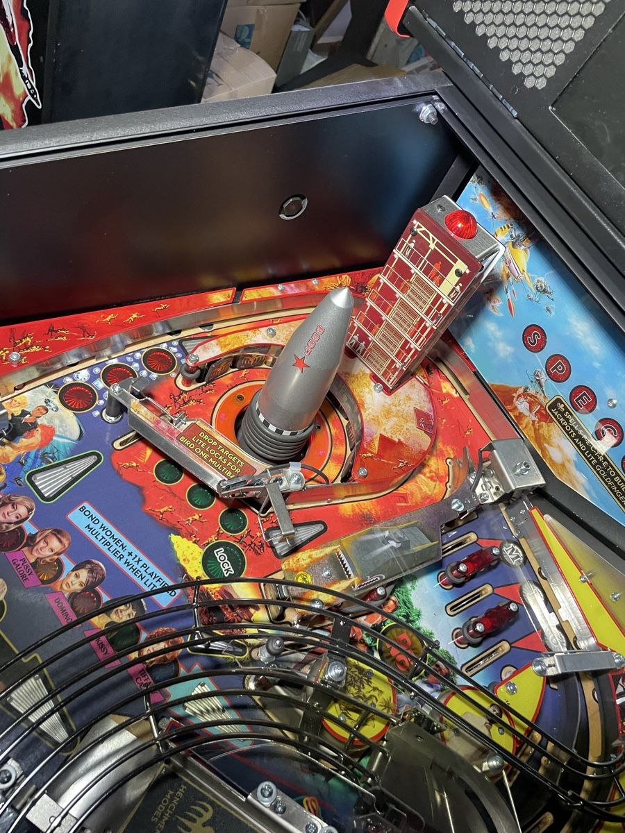 Stern Pinball Flipper: Vends flipper stern James bond pro – Usato da Les Brenets venduto da serialdrink 9