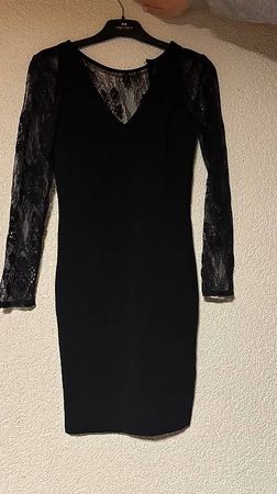 Schwarzes Kleid