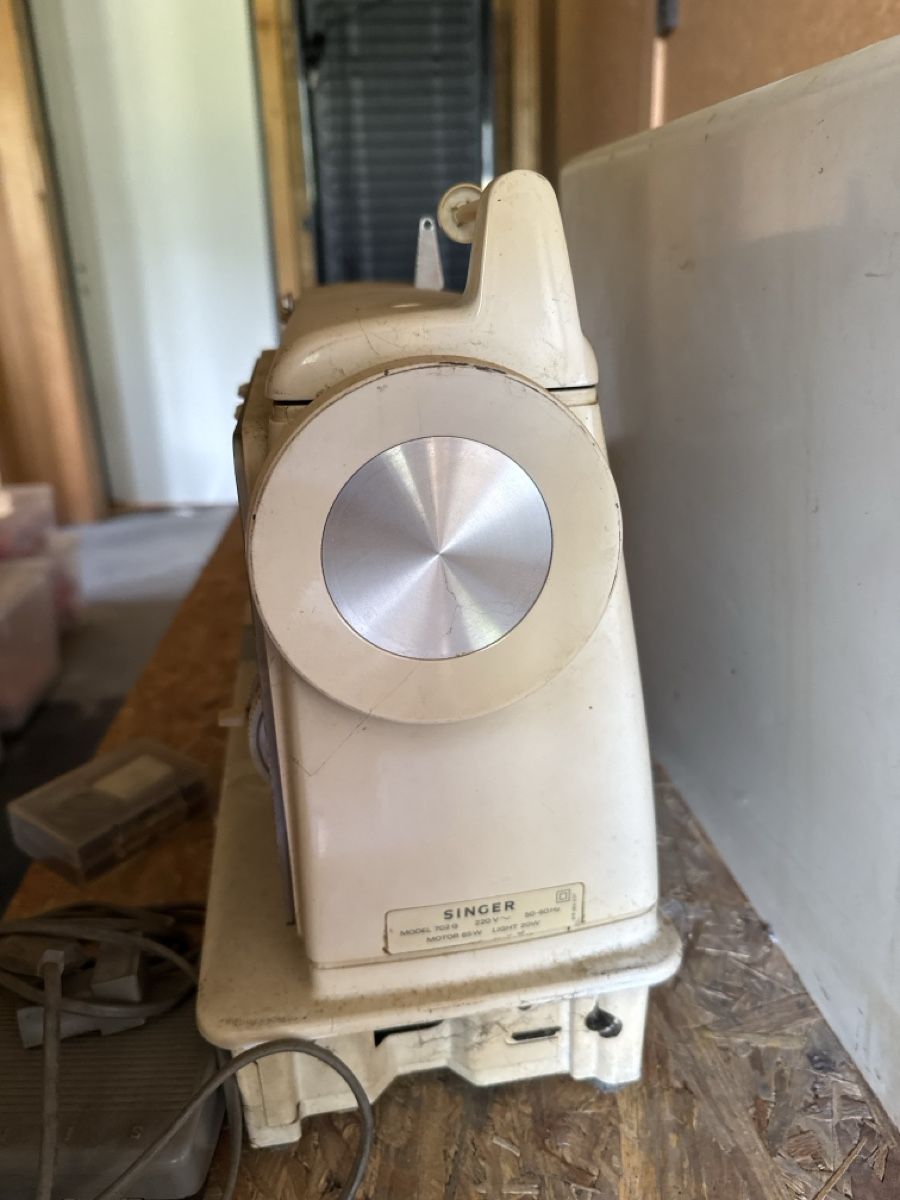 Singer Macchine da cucire: Sewing machine Singer 702 used condition with case – Usato da Neirivue venduto da naz_z28w 5