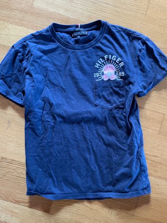 Tommy Hilfiger T-Shirt Gr. 152 dunkelblau mit Print hinten