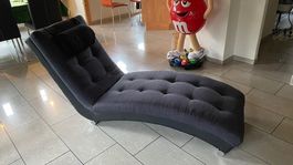 RETRO LIEGE MIT NACKENPOLSTER IM CHIC DER 60er-JAHRE