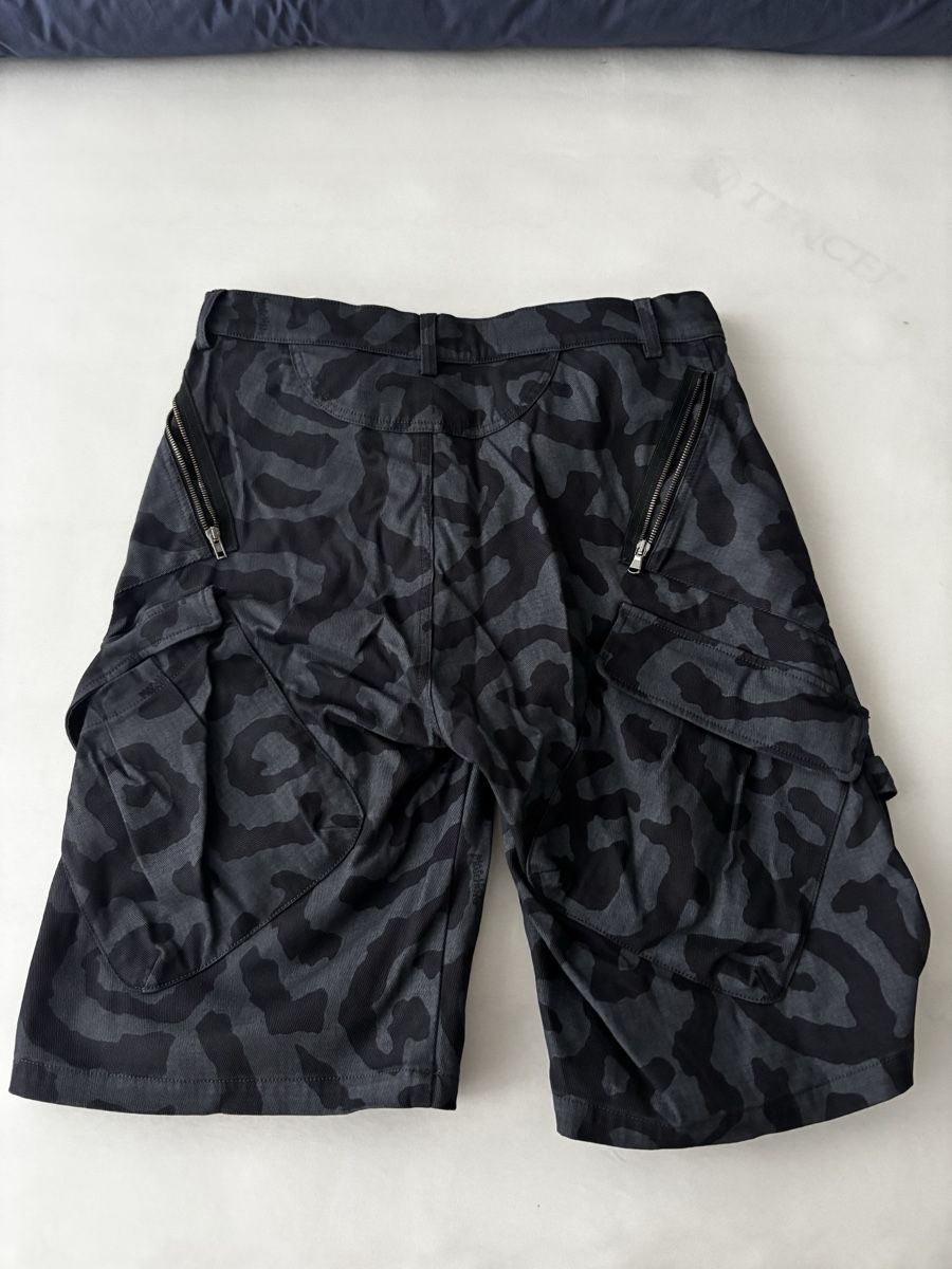 Moschino Hosen: Moschino Animal Print Cargo Shorts – Gebraucht aus hallau von jon_9mkg 1