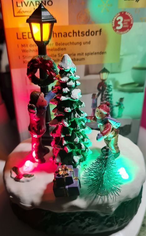 Tutte le decorazioni: 3 Weinachts-Dorf Led Figuren – Nuovo e nell'imballaggio originale da Horw venduto da Arta20000 1