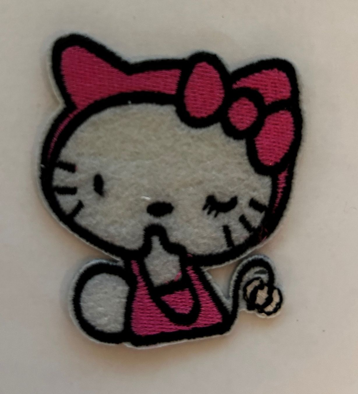 Hello Kitty Patches: Hello Kitty Aufnäher Mittelfinger Rosa Badge Flick Comic – Neu und originalverpackt aus Dättlikon von easythings