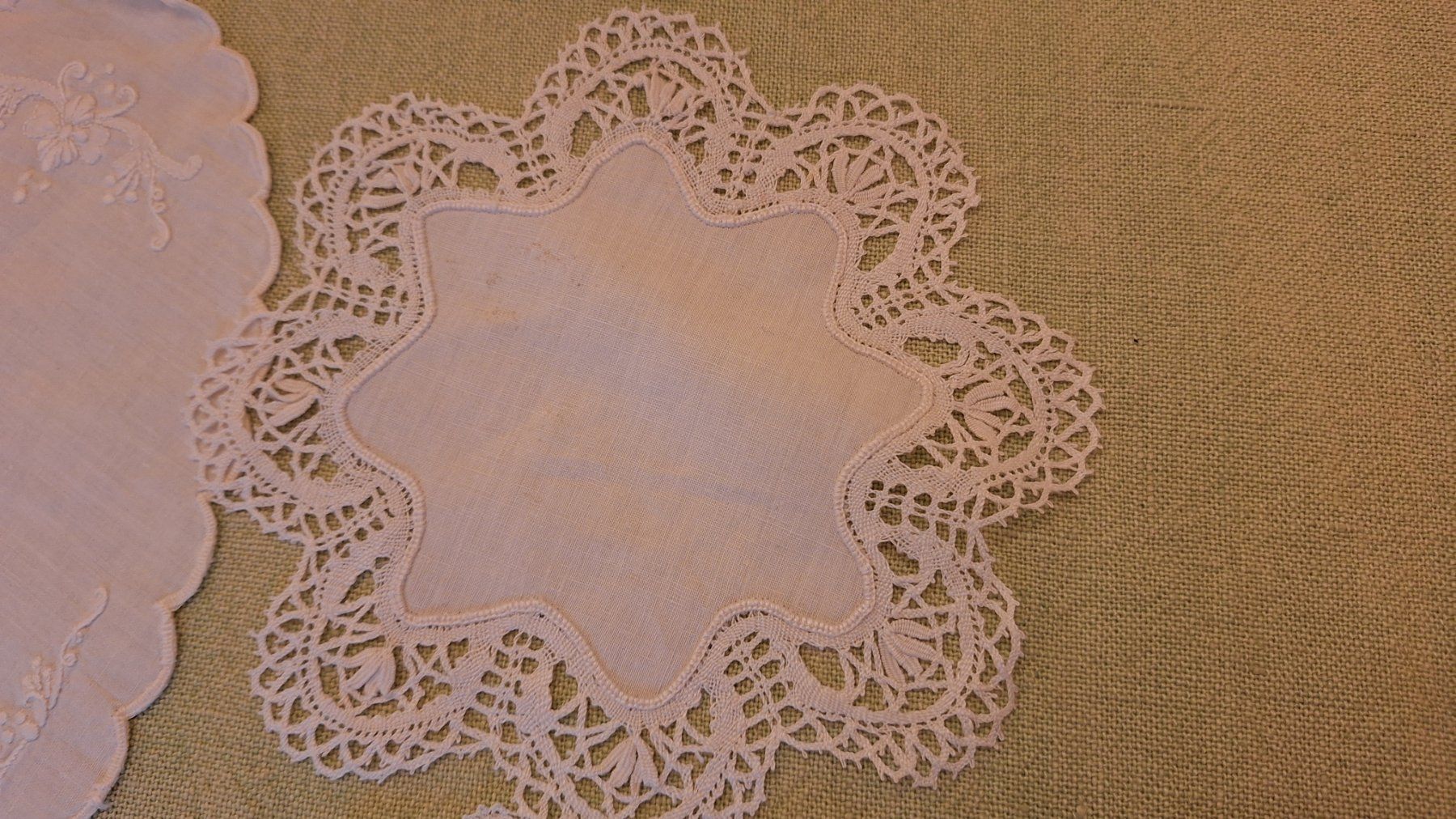 Sonstige Tischwäsche: Lot ,ovale / runde Vintage Spitzen-Deckelchen – Gebraucht aus Dornach von majo8689 6