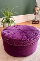 Eleganter Samt-Pouf, Marke Jill & Jim, in edlem Violett