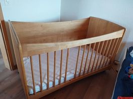 Kinderbett aus Massivholz mit Matratze