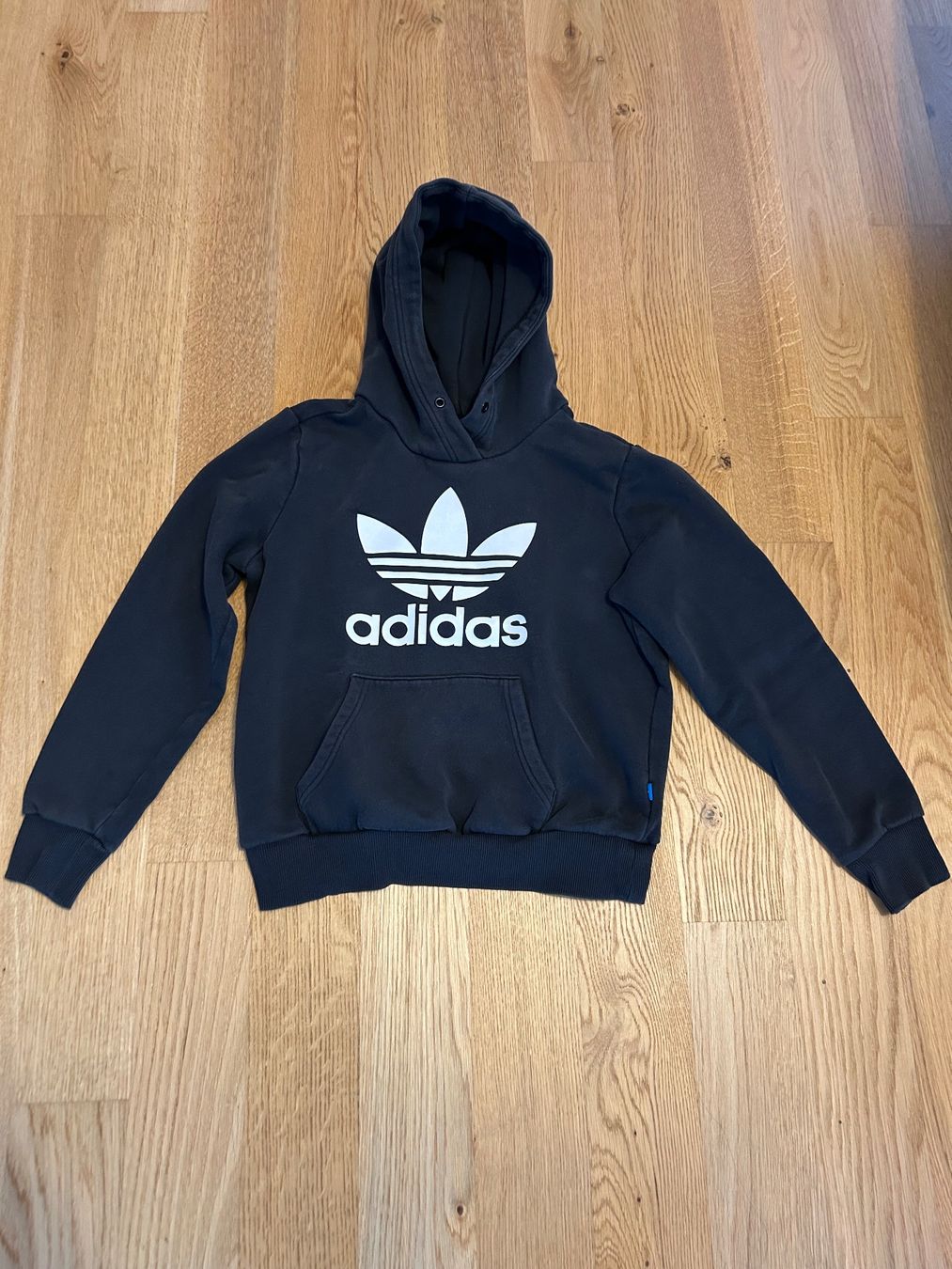 Adidas Maglioni & Felpe: Schwarzer Adidas Hoodie mit Logo - Grösse S – Usato da Altenrhein venduto da _6sbw