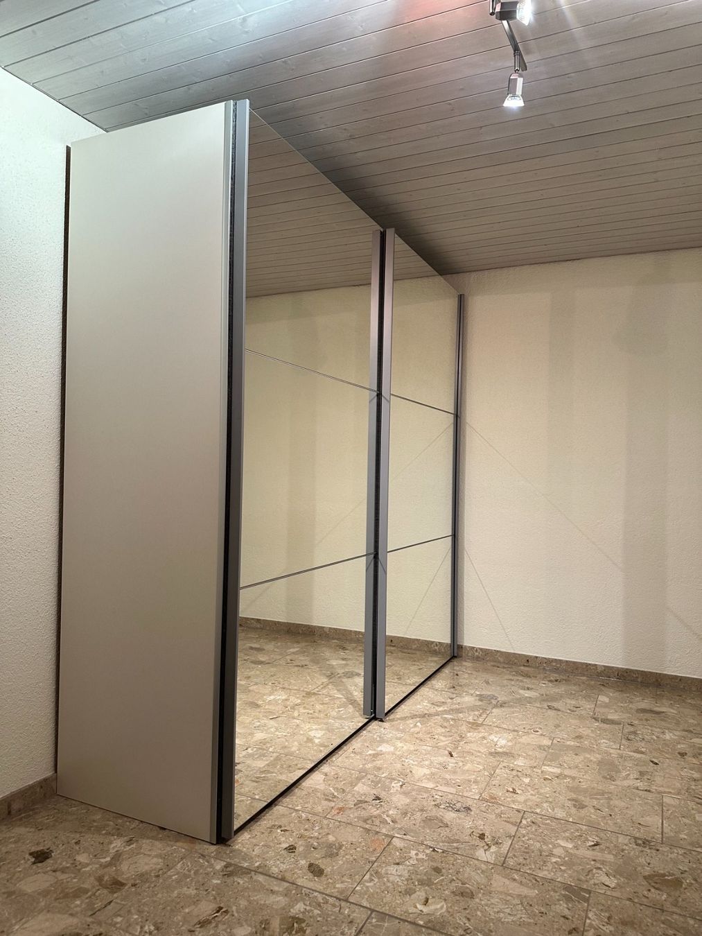 Interio Schränke: Schiebetürenschrank – Gebraucht aus Kreuzlingen von Airbusbutter