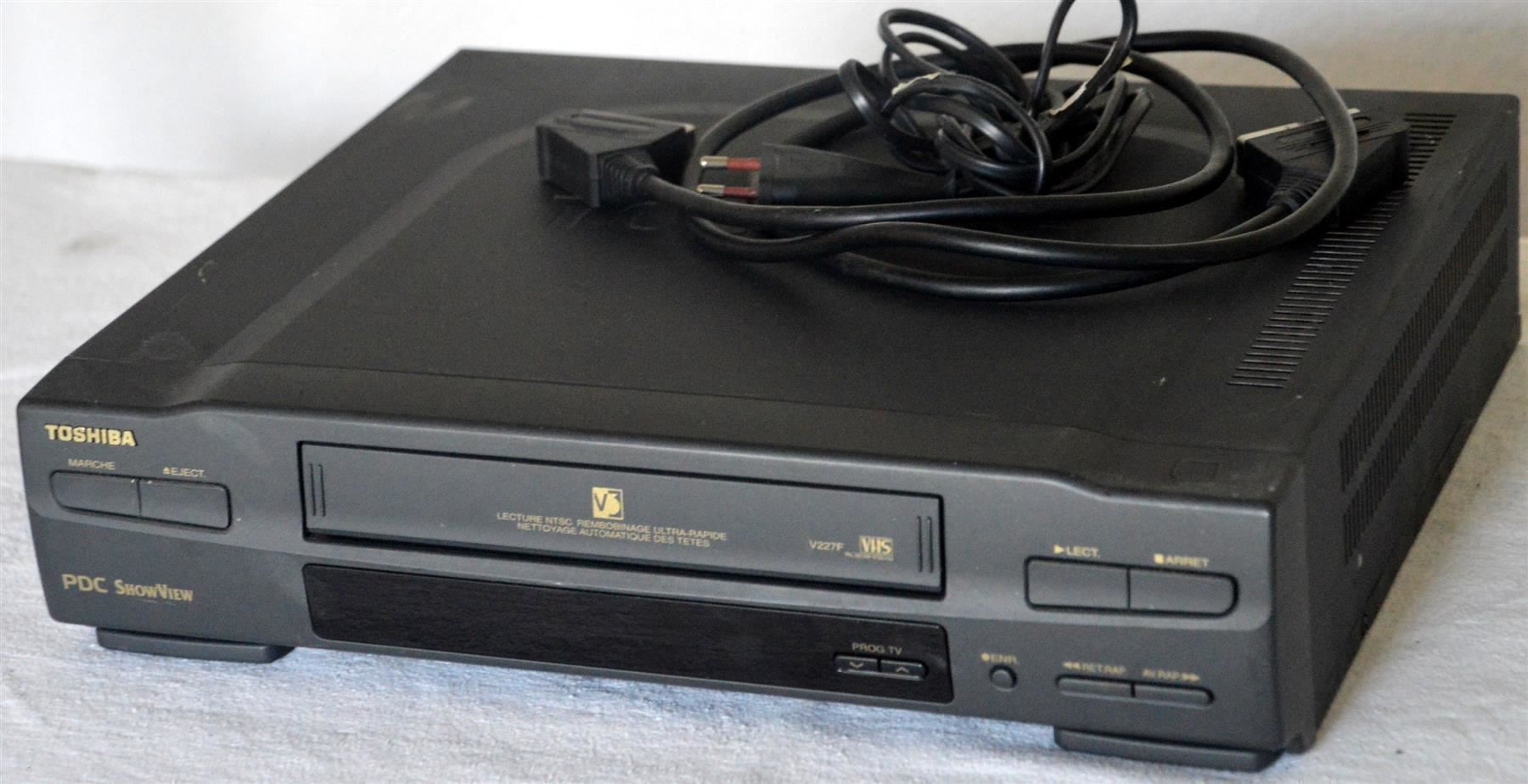 Registratori: Videorecorder VHS Toshiba V-227F magnétoscope – Usato da Collonges venduto da arashee