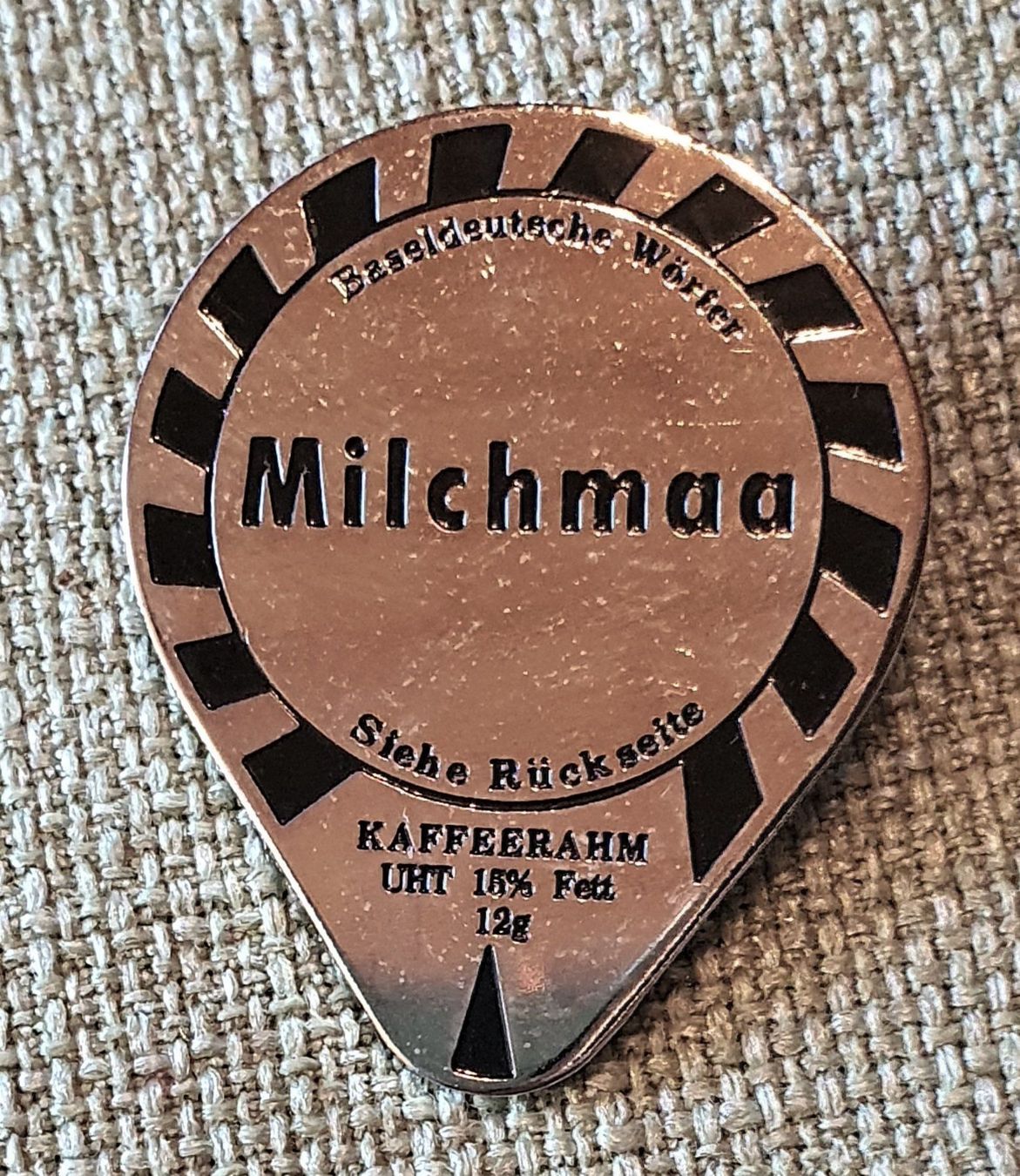 Plaketten & Abzeichen: I862  Pin Kafferahmdeckel Basel Milchmaa  Nr. 435 – Gebraucht aus Reinach BL von Boston-Verkauf