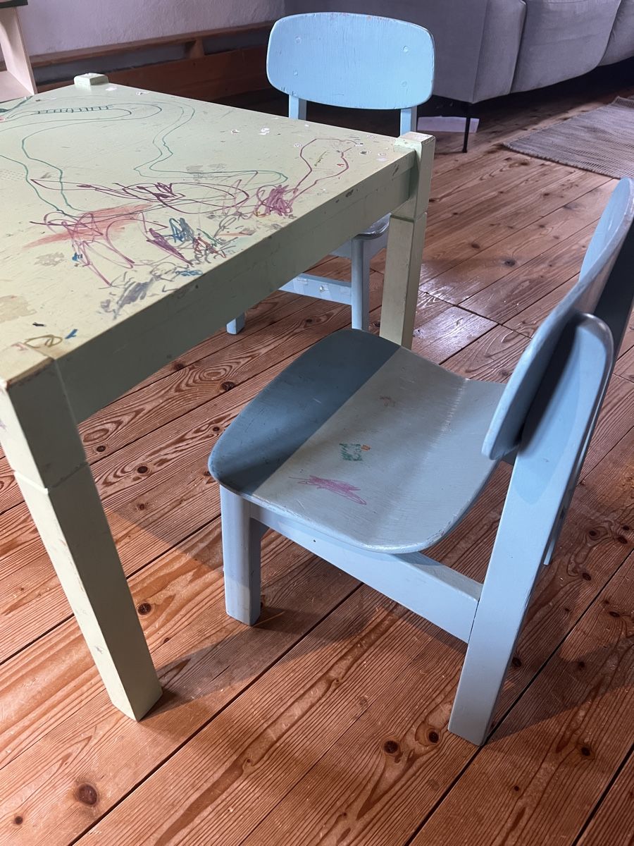 Set di tavolo e panche: Kindertisch mit zwei Stühlen, Maltisch, Basteltisch – Usato da Wohlenschwil venduto da SmokyAnnie 1