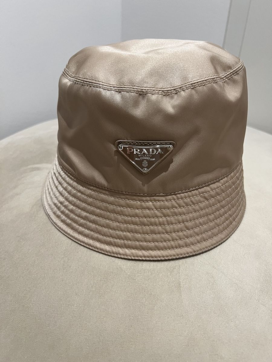Prada Copricapi, berretti & cappellini: Prada bucket hat – Nuovo (secondo la descrizione) da Cureglia venduto da lucianboboc