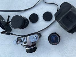 Fotokamera Petri FTE mit 2 Objekten