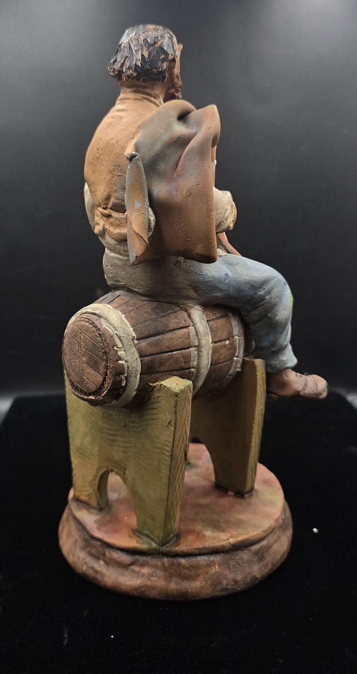 Statuette: Ton Figur sitzender Mann auf Weinfass, signiert – Usato da Rorschacherberg venduto da snOOpydOg11 6