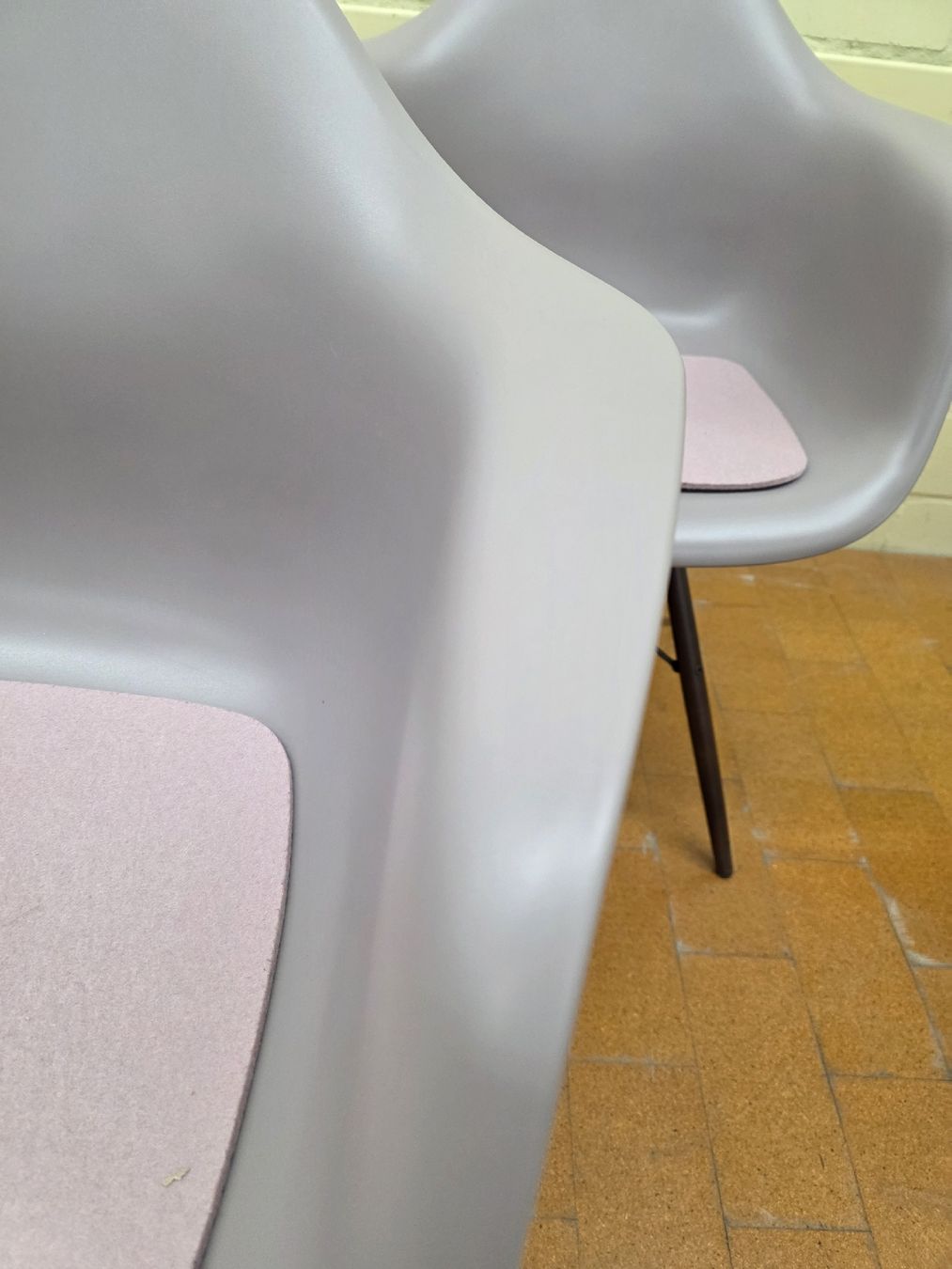 Vitra Sedie: 5 Designer Stühle Eames Vitra DAW in Mauvegrau – Usato da Lichtensteig venduto da Polsterwerk 7