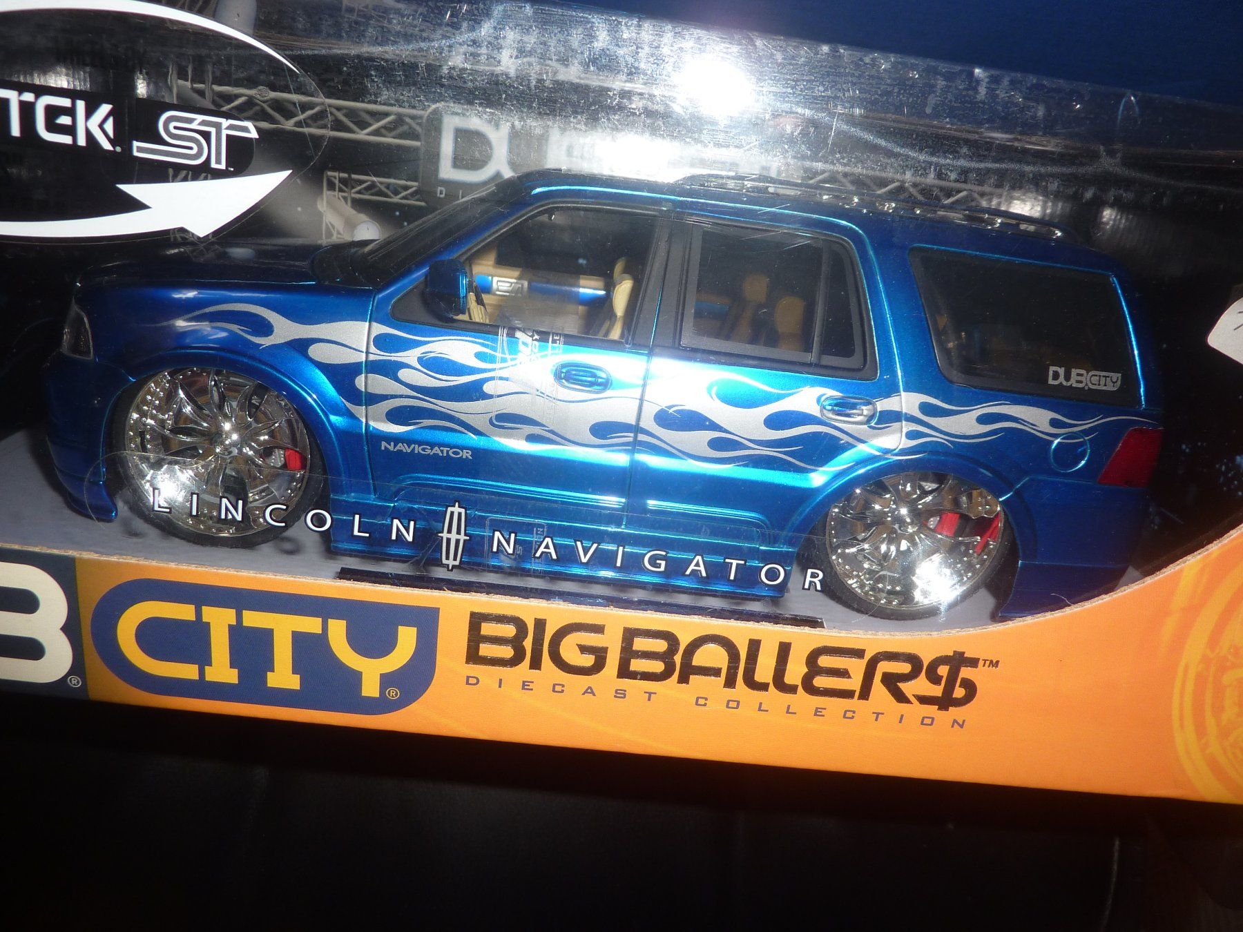 Jada Toys Modellini d'auto: LINCOLN NAVIGATOR – Nuovo e nell'imballaggio originale da Balsthal venduto da bouteliee