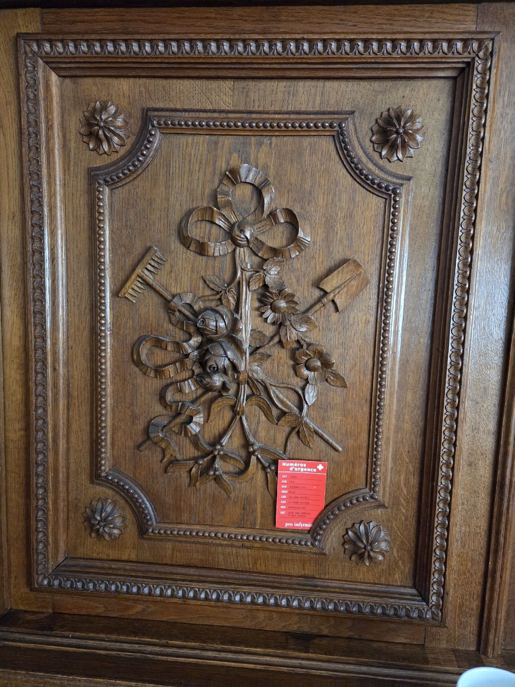 Büffets: meuble en bois sculpté 2 éléments annee 50/60 – Gebraucht aus la Chaux-de-Fonds von Firenze6 6