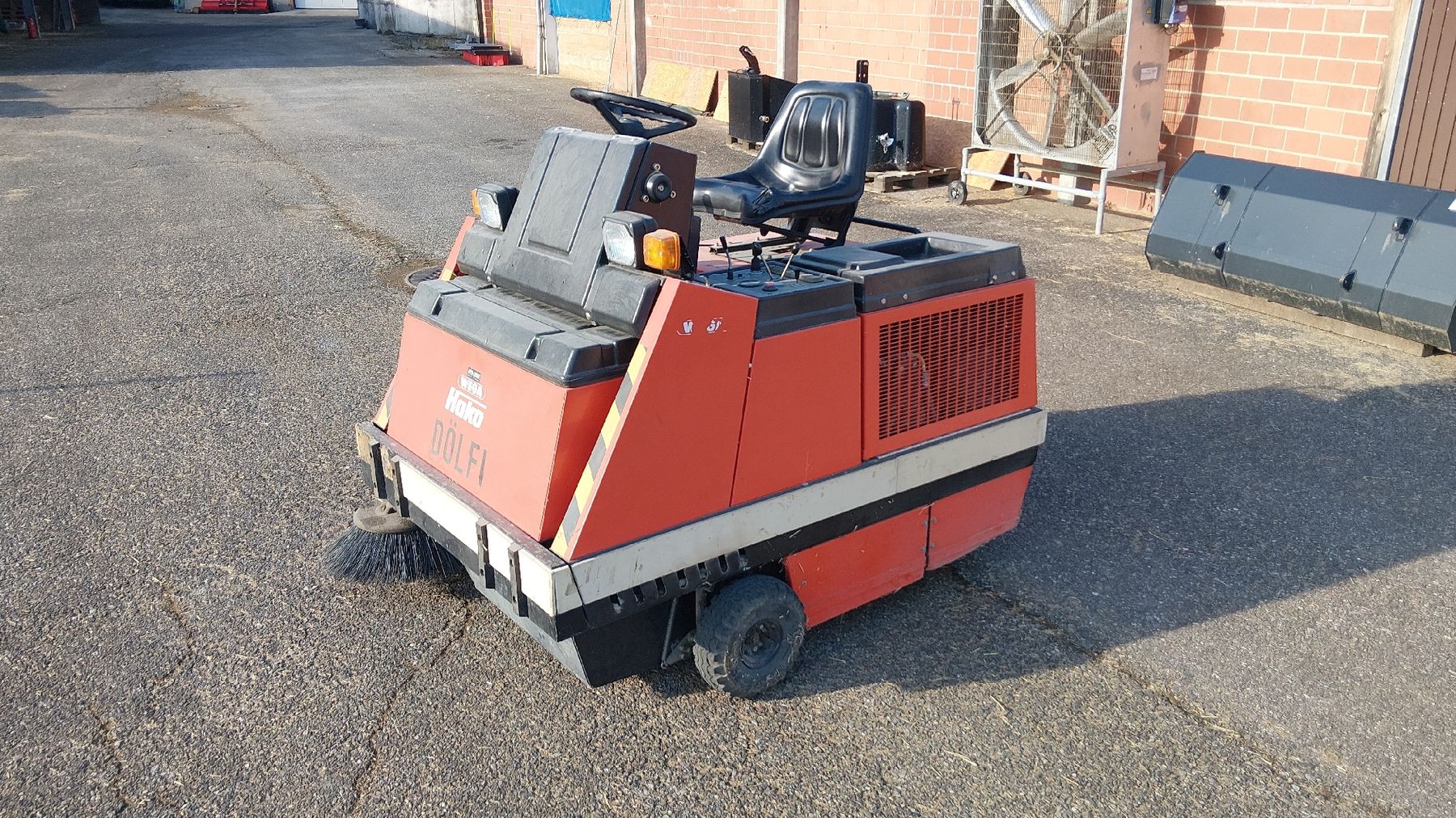 Hako Tutte le macchine: Wischmaschine Hako Jonas 1100 – Usato da Diegten venduto da Puller1291 1