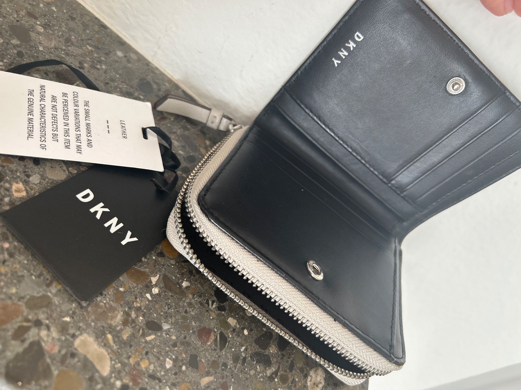 DKNY Portemonnaie: DKNY Barbara SM Carryall Liegt Gray – Neu (gemäss Beschreibung) aus Zumikon von Valeri79 1